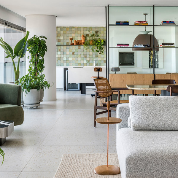 Vistas panorámicas del skyline de São Paulo y un minimalismo cálido han sido las claves de este apartamento