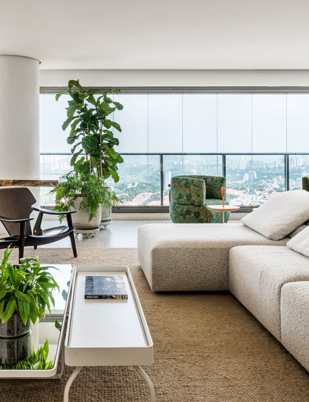 Vistas panorámicas del skyline de São Paulo y un minimalismo cálido han sido las claves de este apartamento