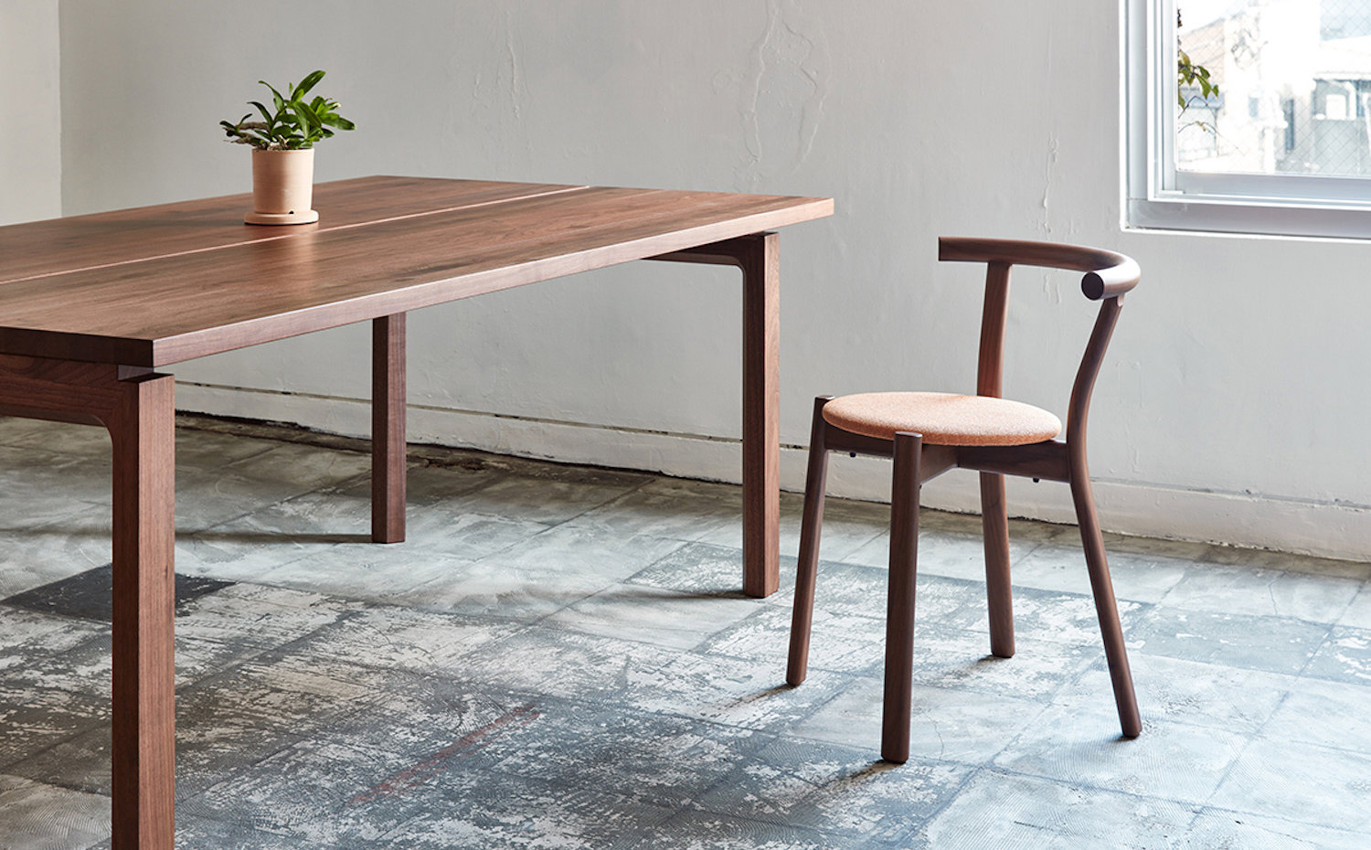 silla y mesa comedor de madera nogal