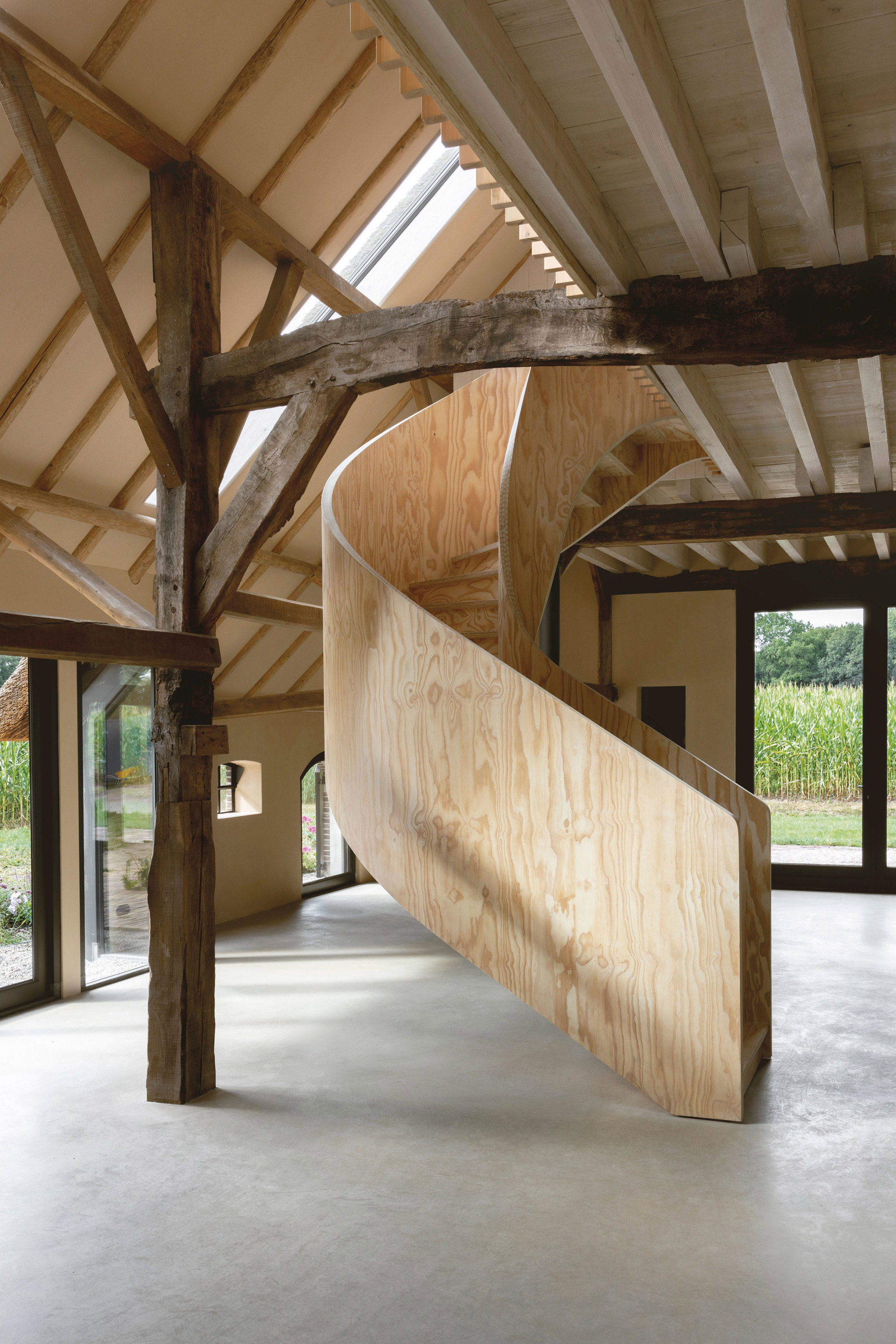 Escalera de caracol de madera contrachapada de Julia van Beuningan