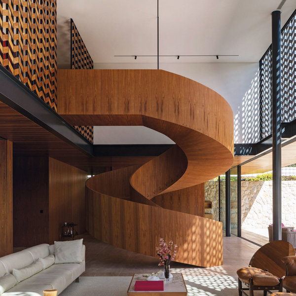 Escalera helicoidal de Marcos Bertoldi Arquitetos