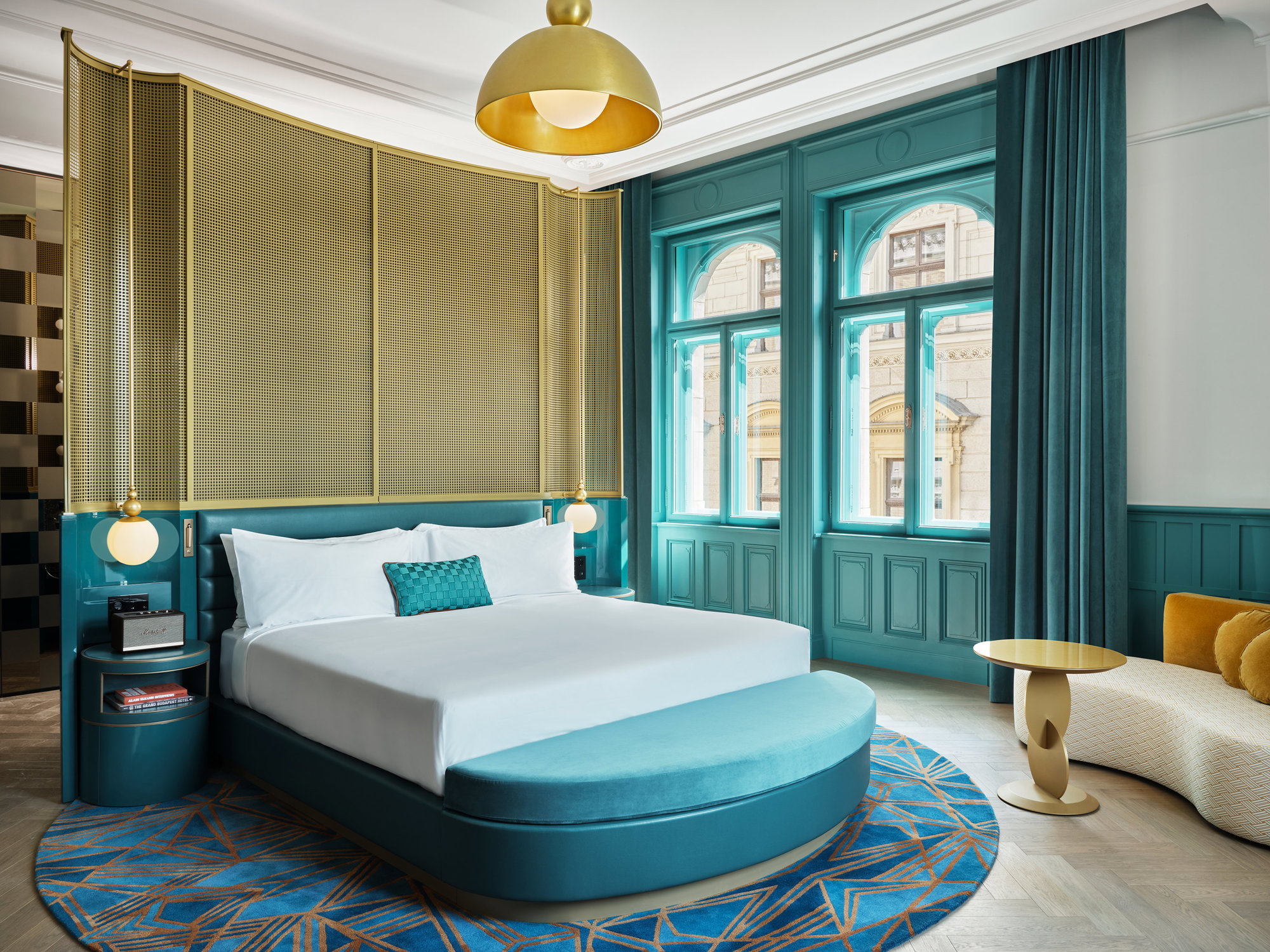 Habitación del hotel W Budapest en tonos azules y dorados