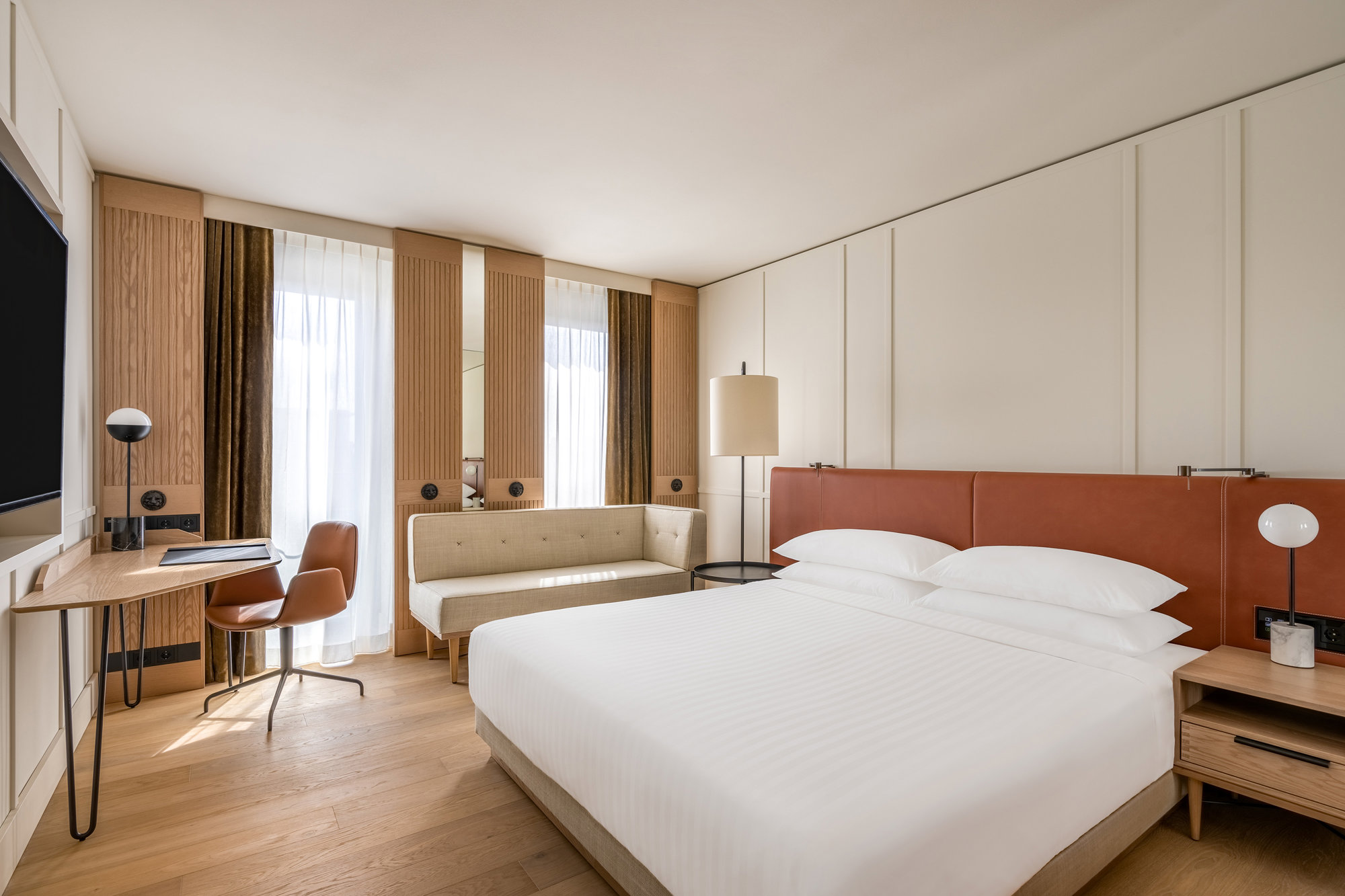 Habitación en tonos tierra y madera en Munich Marriott Hotel City West