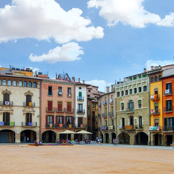Las 10 plazas de pueblo más bonitas de España (que te invitan a un imperdible viaje por la historia)