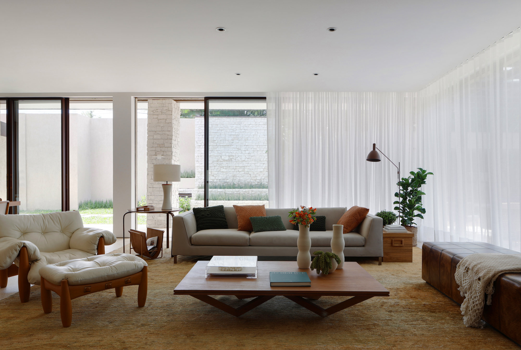 Salón, sofá, mesa de centro y cortinas de lino