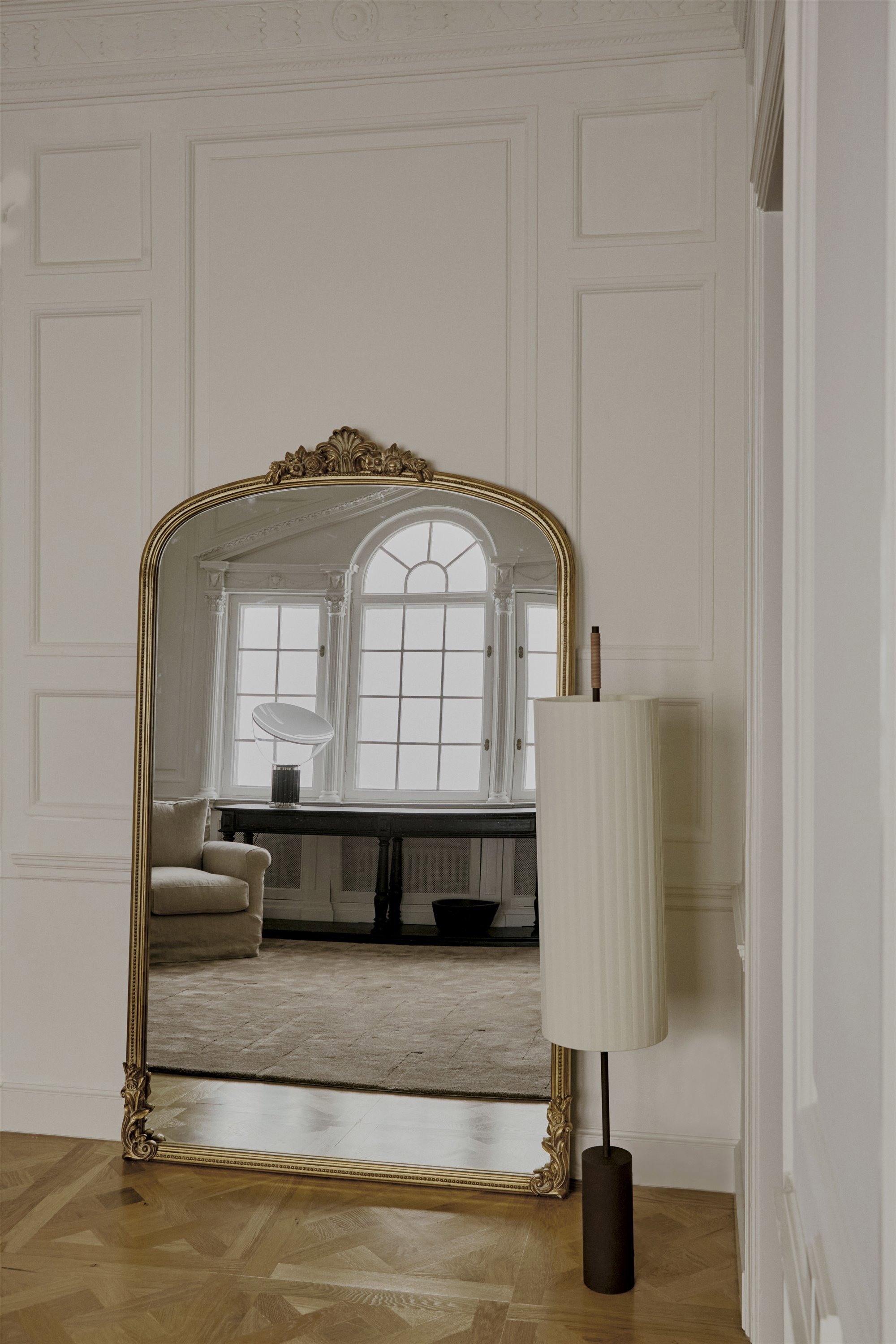 espejo de pie dorado clásico y lámpara moderna blanco y negro