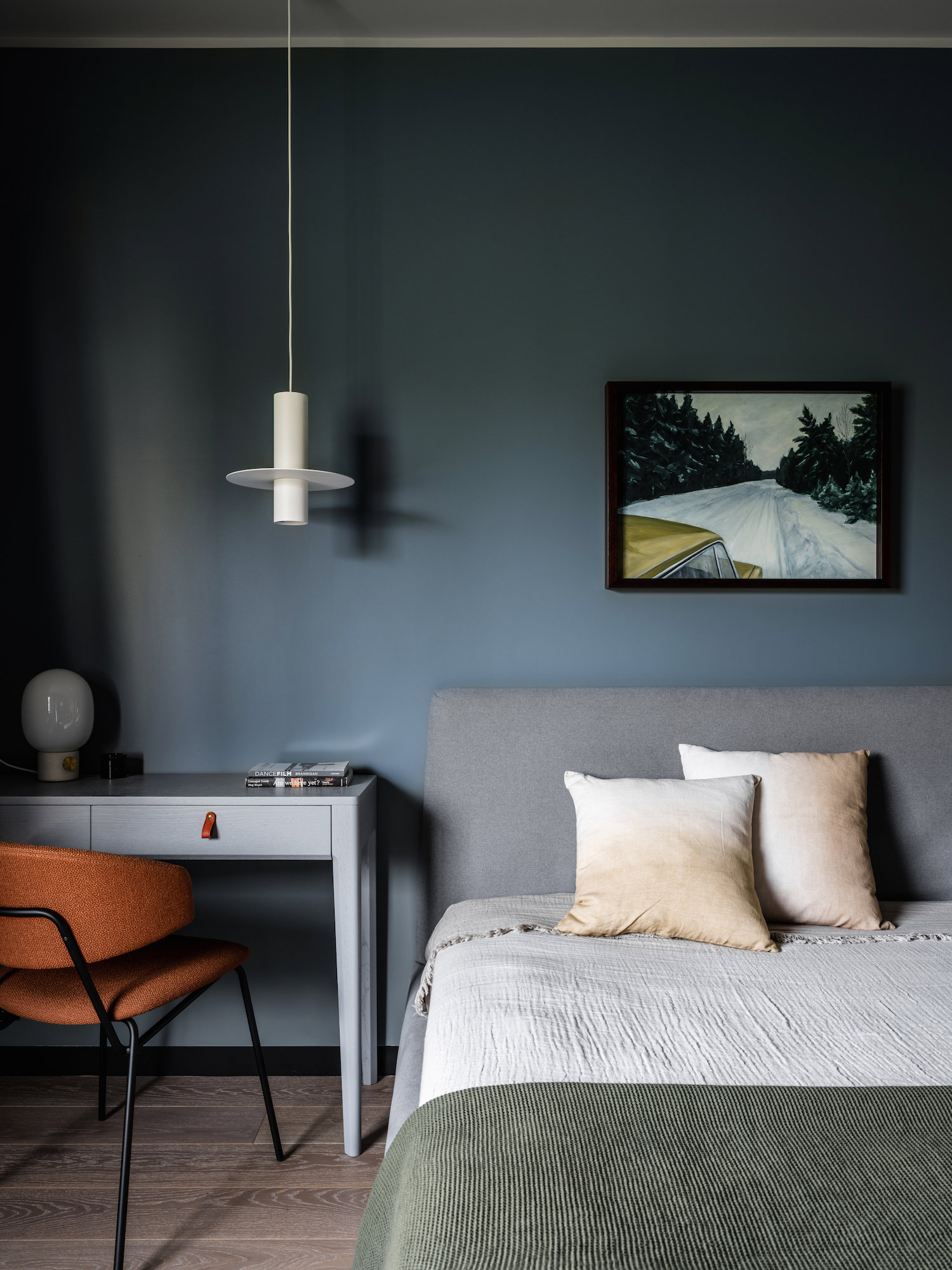 dormitorio con pared azul