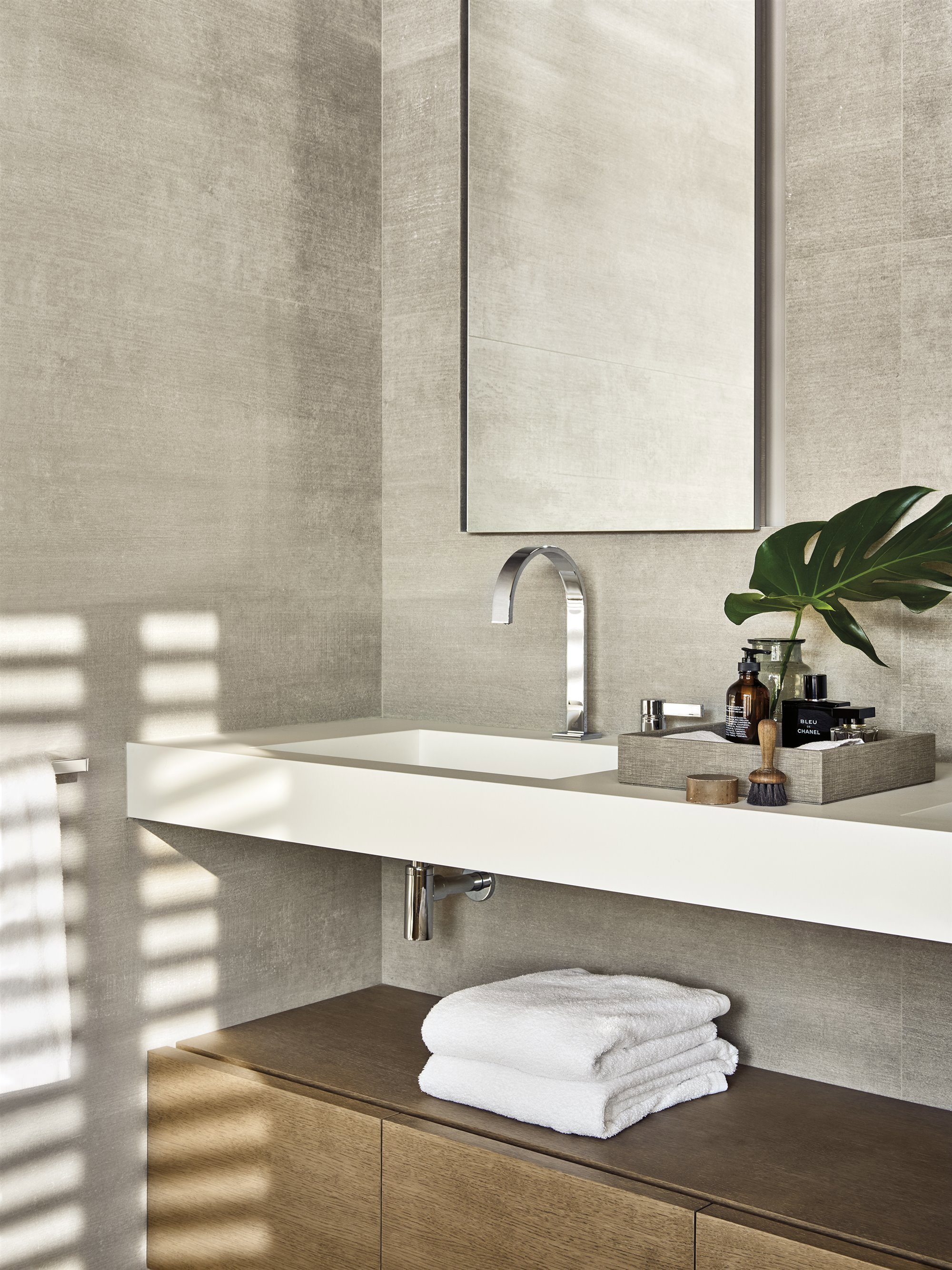 Baño con mueble bajolavabo con toallas blancas