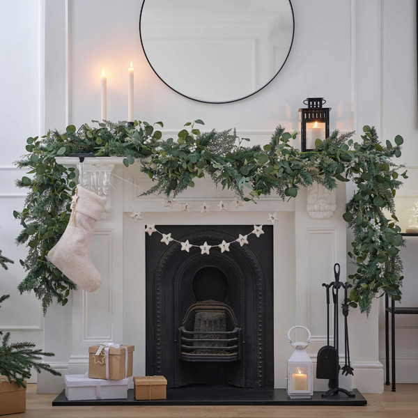 Chimeneas con espíritu navideño: 7 ideas para una decoración festiva y elegante