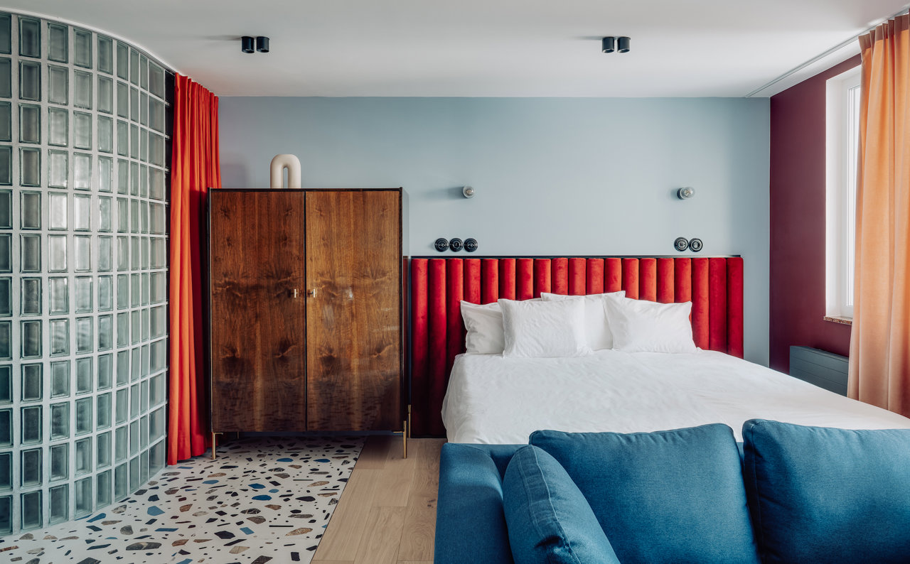 Un dormitorio en Polonia sin miedo al color