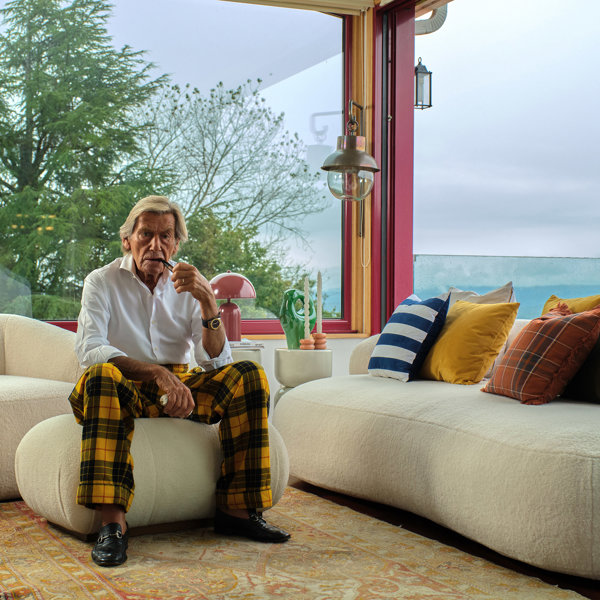 EXCLUSIVA | Entramos en la casa del influencer de 91 años The Spanish King: "Hay que probar y divertirse y experimentar a la hora de decorar"
