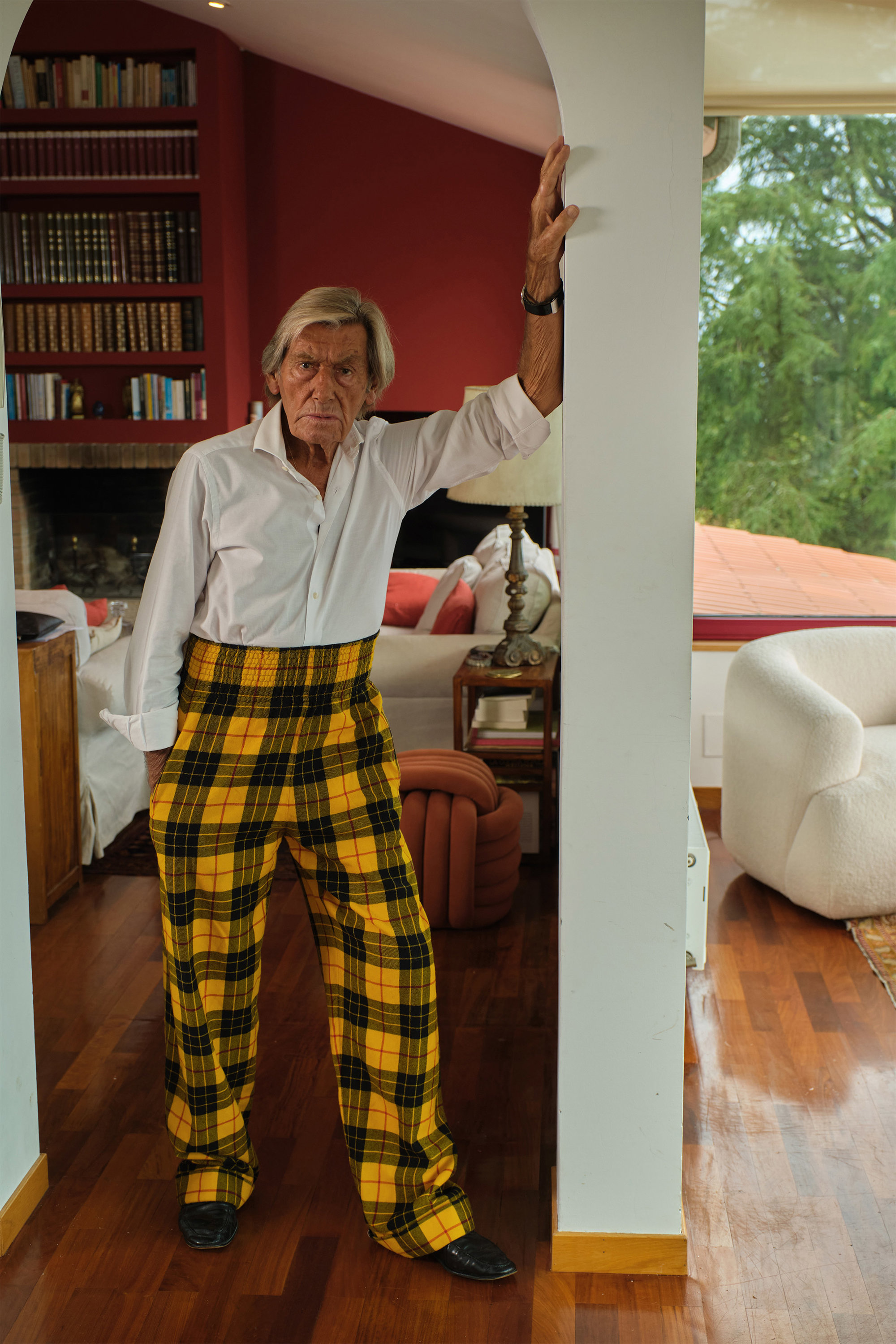 The Spanish King en su casa de Galicia con pantalon amarillo