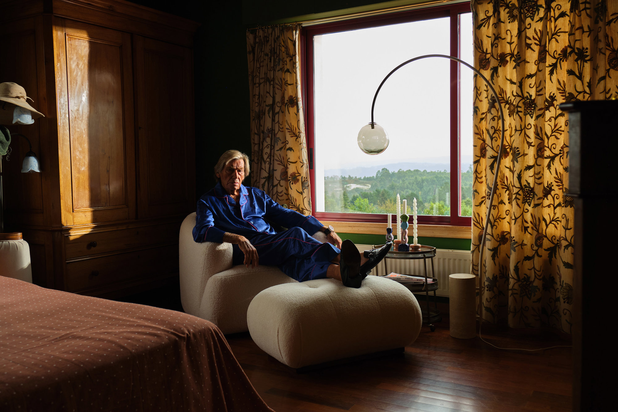 The Spanish King en el dormitorio de su casa de galicia sentado en un sofa de westwing junto a la ventana