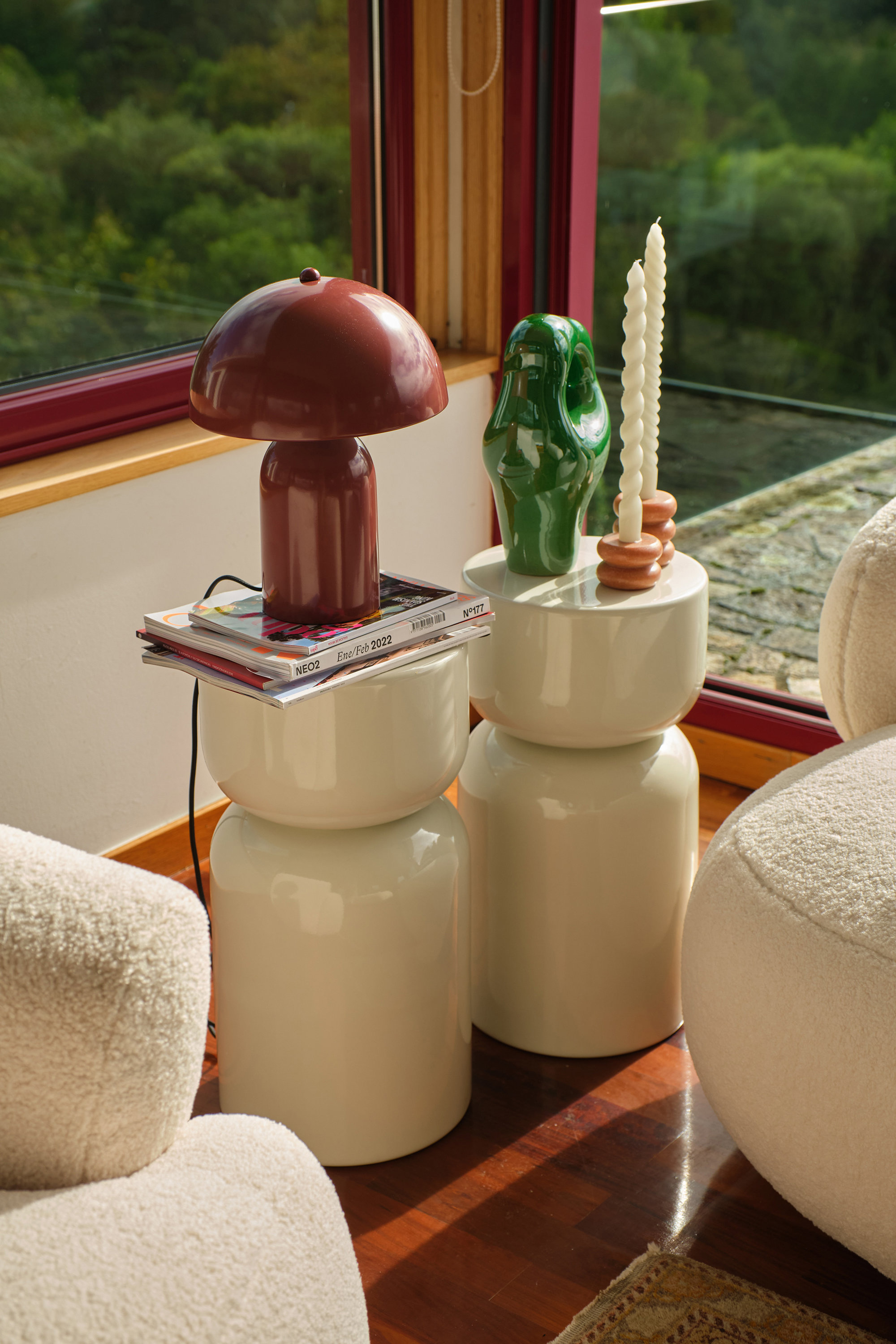Mesas auxiliares en color crema con adornos de lampara y portavela de westwing