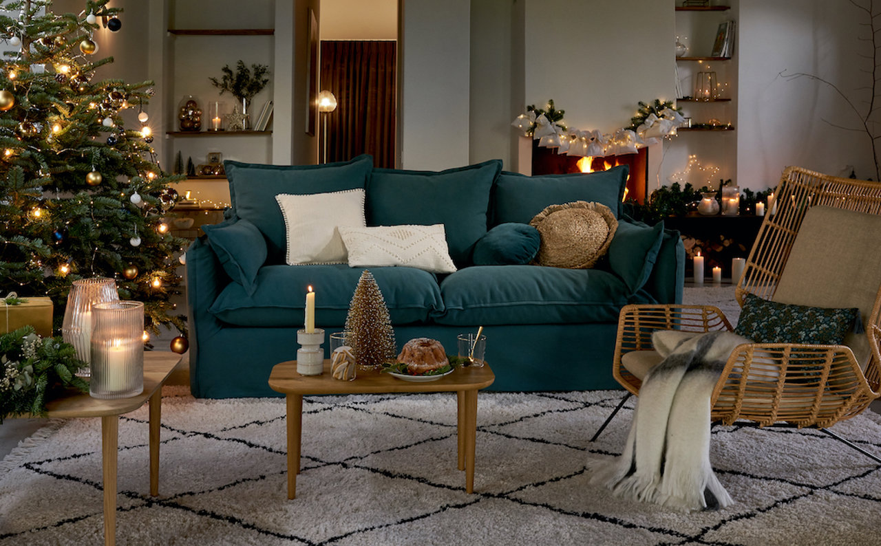 Salón decorado por Navidad. 
