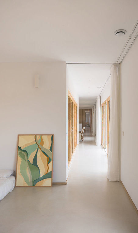 De corcho por fuera y madera por dentro: esta casa a las afueras de Madrid presume de un diseño sostenible y minimalista 