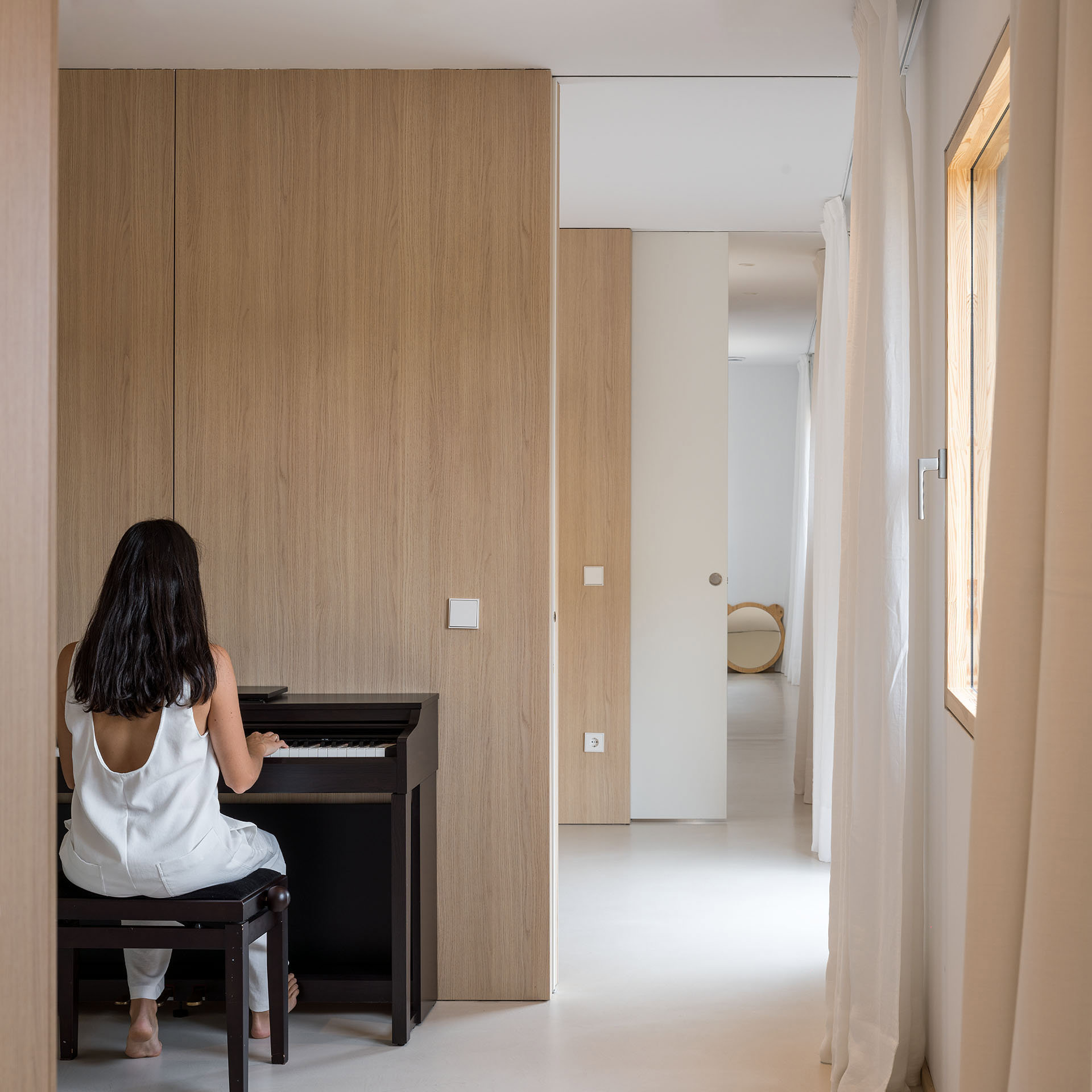 Mujer tocando el piano en una de las estancias de Casa Eñe