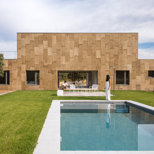 De corcho por fuera y madera por dentro: esta casa a las afueras de Madrid presume de un diseño sostenible y minimalista 