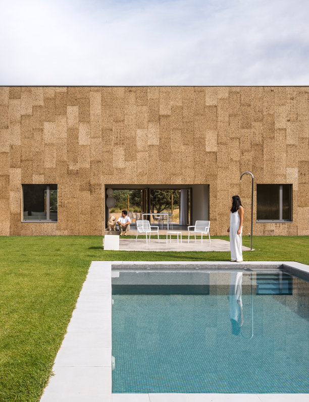 De corcho por fuera y madera por dentro: esta casa a las afueras de Madrid presume de un diseño sostenible y minimalista 