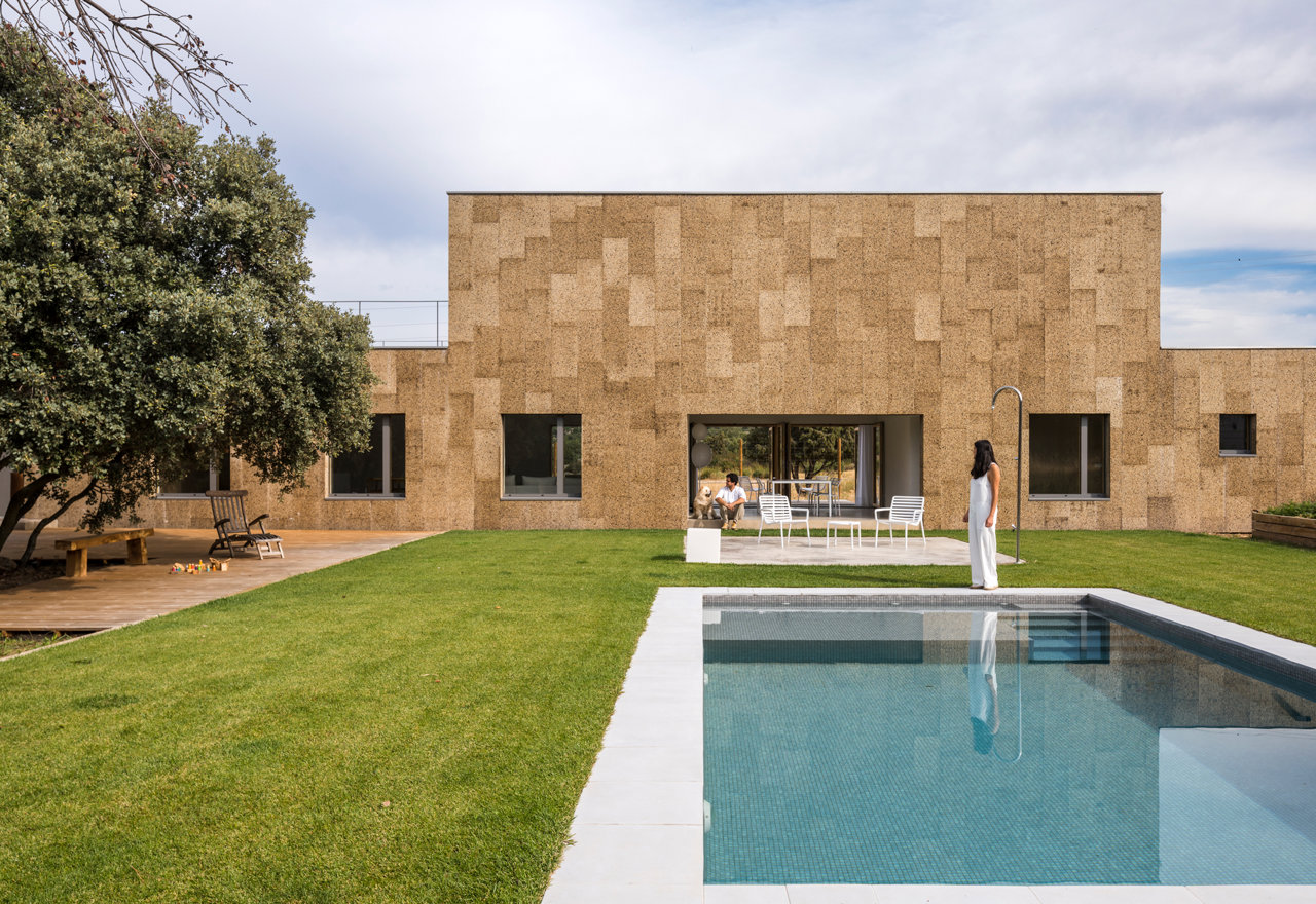 De corcho por fuera y madera por dentro: esta casa a las afueras de Madrid presume de un diseño sostenible y minimalista 