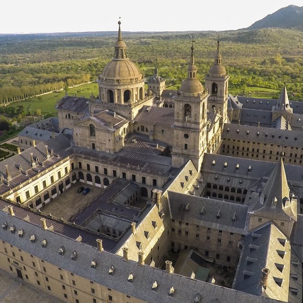7 edificios malditos de España: cuando una gran arquitectura se cruza con historias de miedo