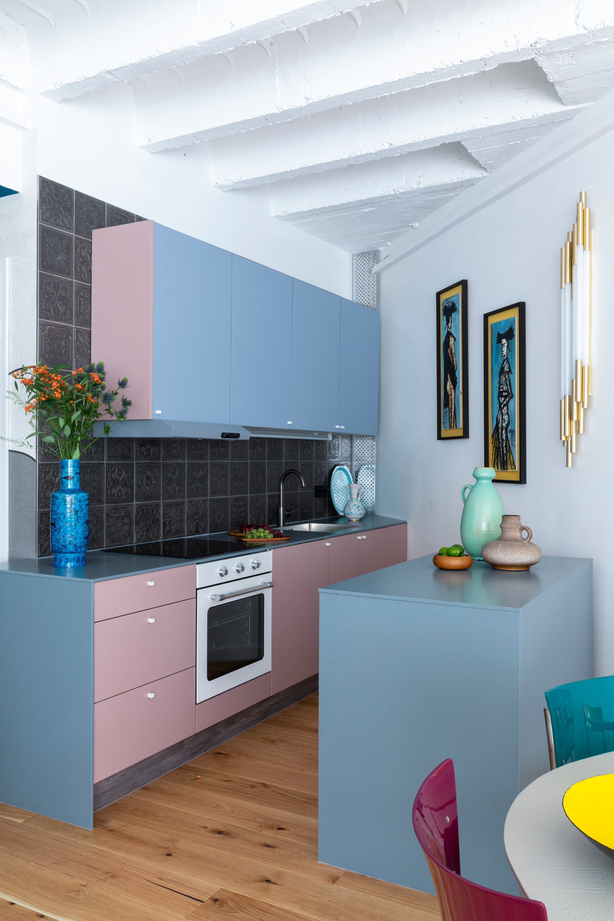 Piccola cucina rosa e blu di Mikel Errastorza