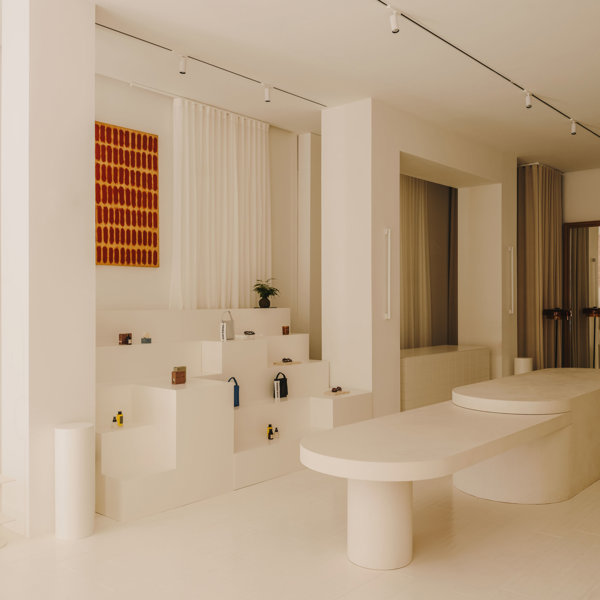 Isern Serra diseña la Pop Up Store de Thinking Mu en Barcelona, donde arquitectura, moda y sostenibilidad se unen en perfecta armonía