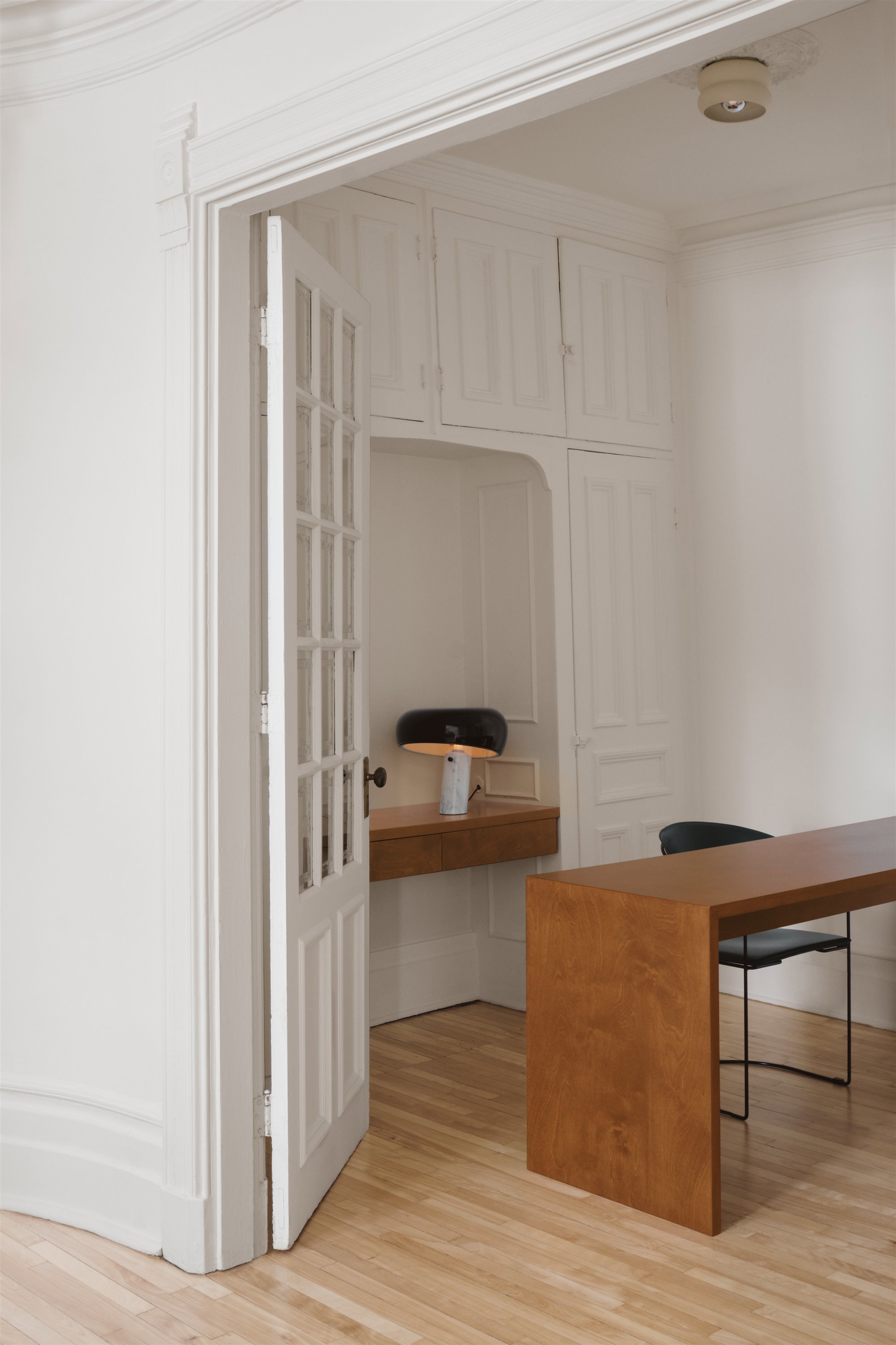 oficina casa minimalista madera hormigón protagonistas
