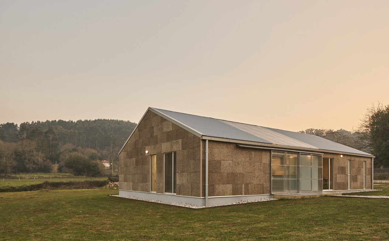 Una casa de madera y corcho autoconstruida en Cantabria que redefine la  forma de vivir en lo rural