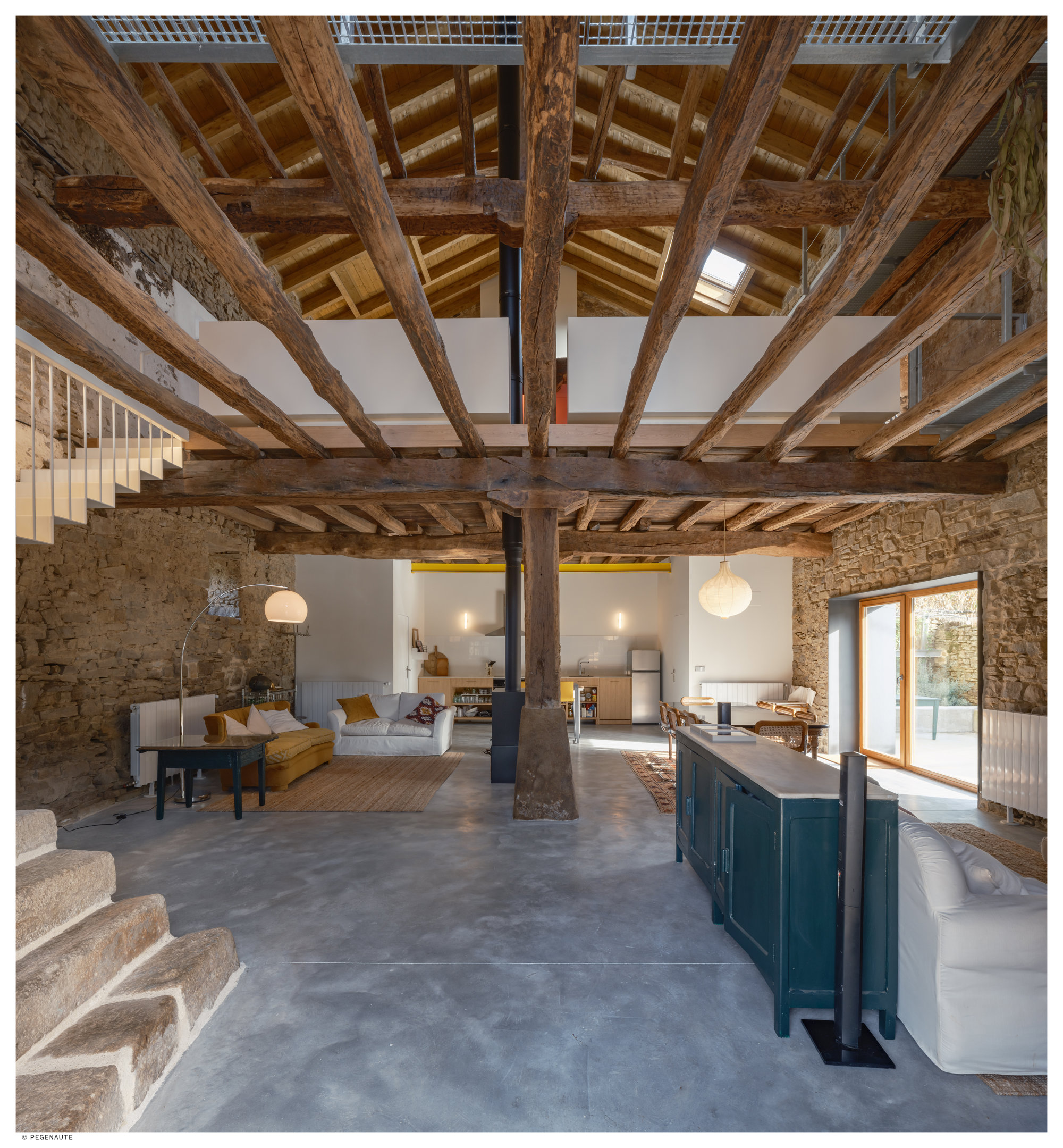 Salón de madera de la casa en Baranbio