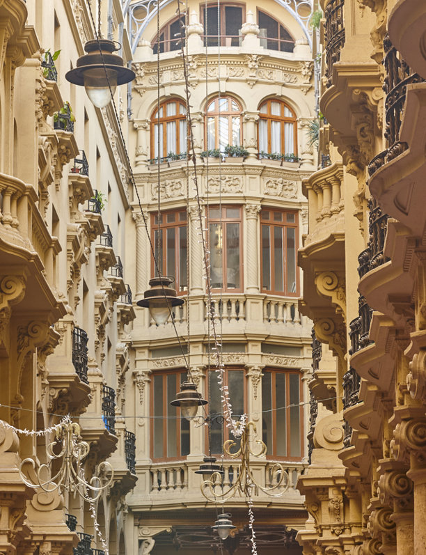 Conoce las calles con la arquitectura más fascinante de España: un recorrido que (re)descubre los rincones y fachadas más emblemáticos