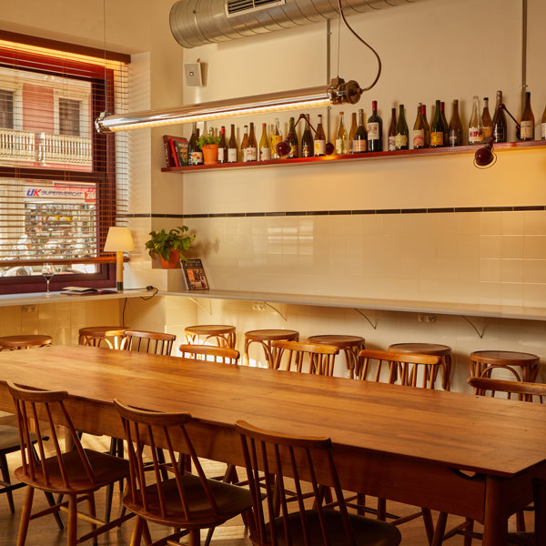 Con un punto canalla actualizado, este nuevo bar en Barcelona nos recuerda a las tabernas de toda la vida