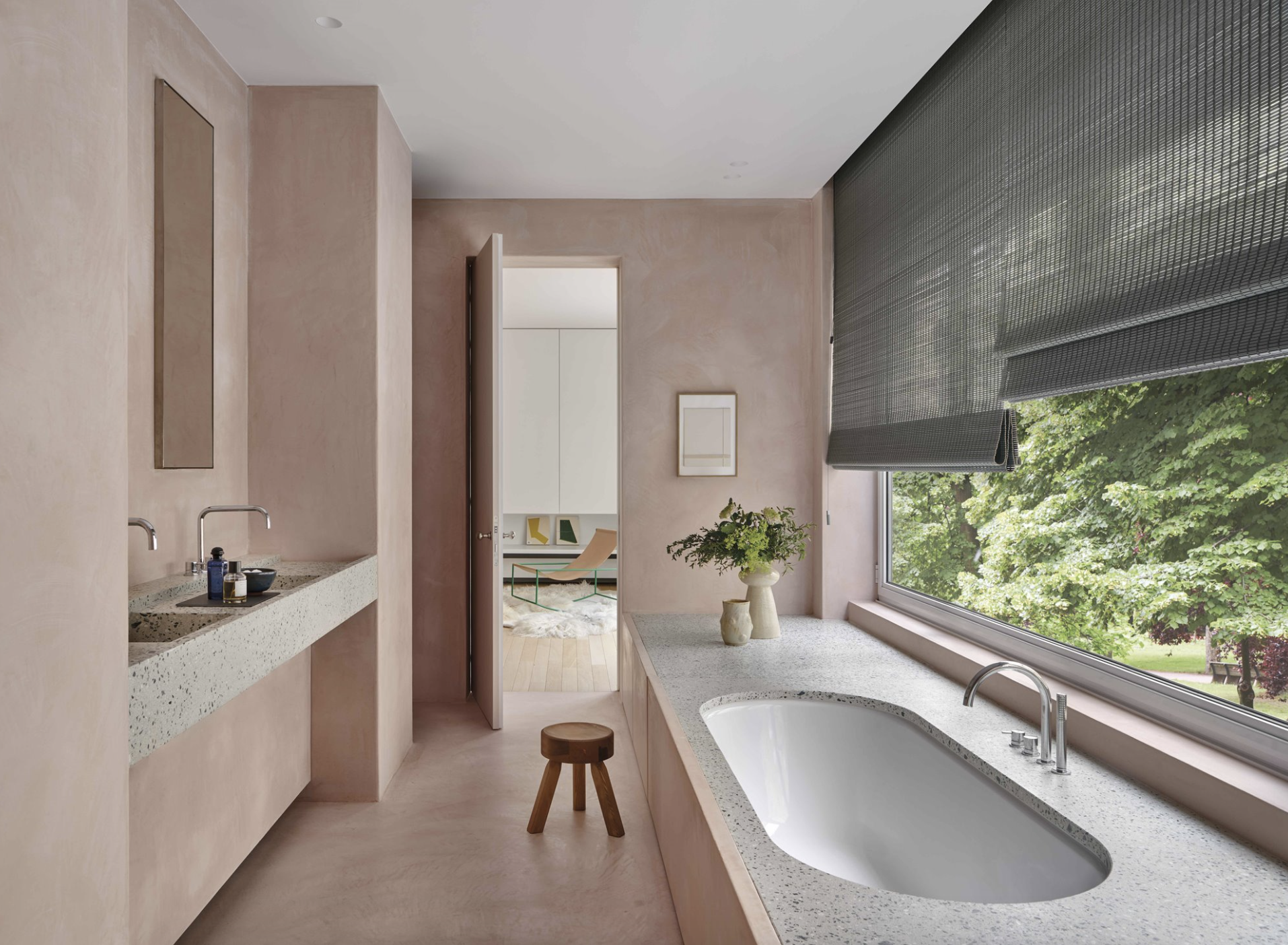 Un lavabo esquinero es ideal para cuartos de baño con espacio reducido.