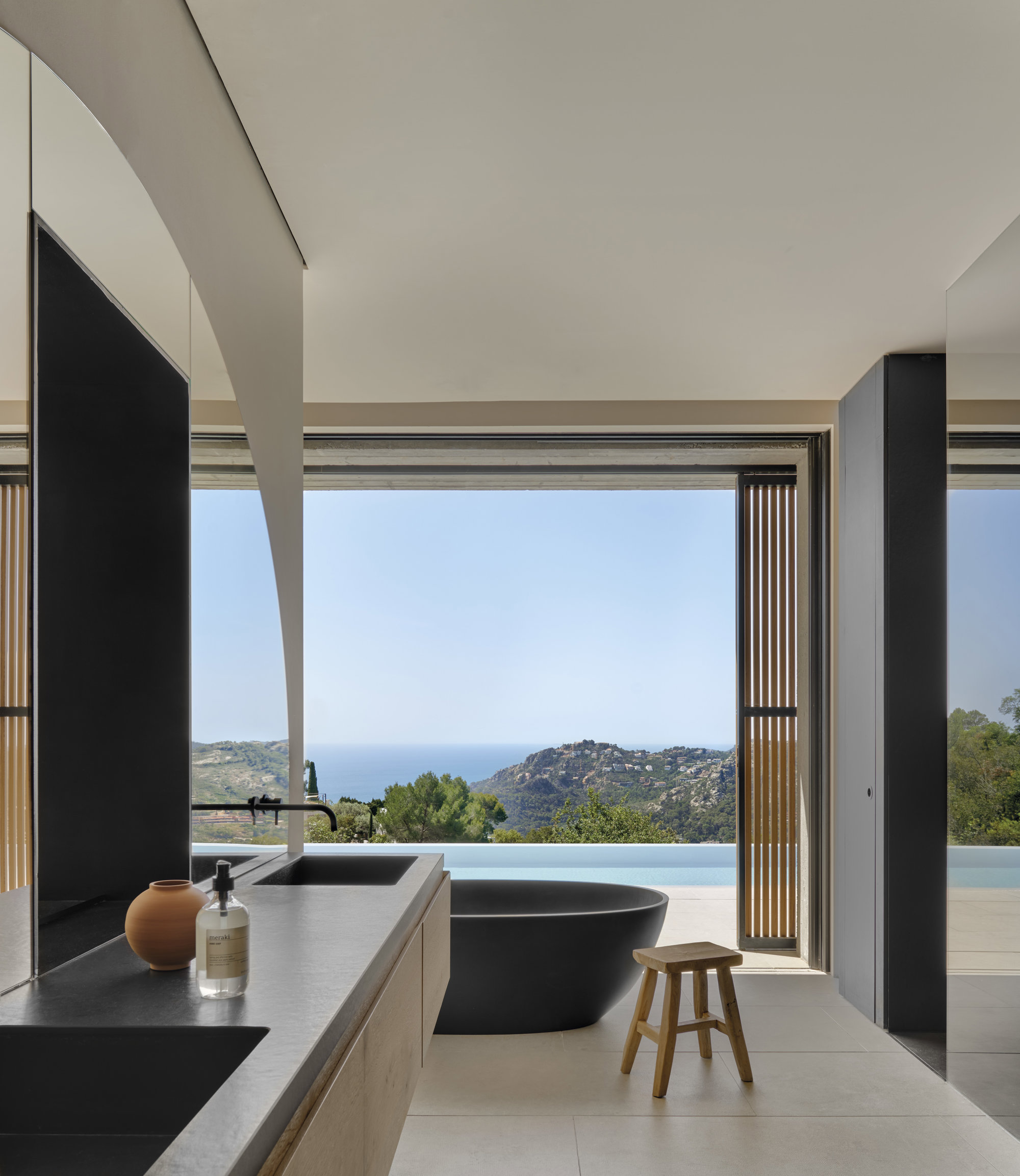 El baño moderno de la suite bañera negra