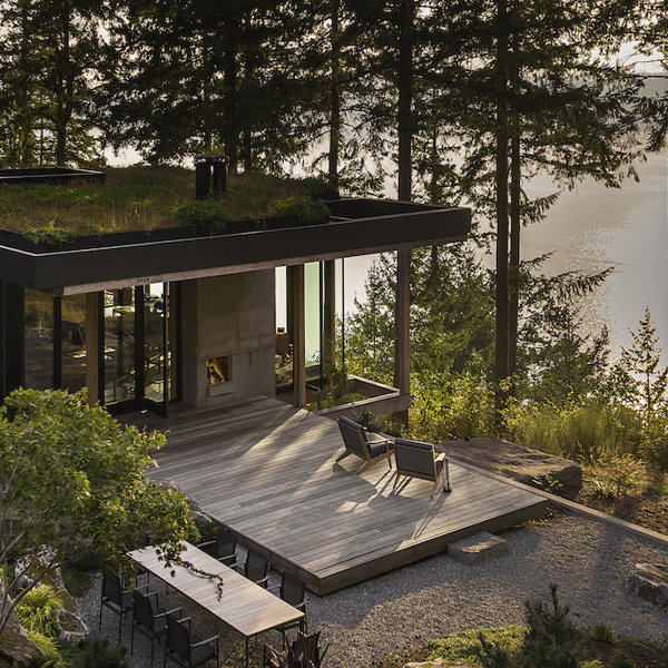 Una casa en el acantilado que se integra de manera perfecta al paisaje natural gracias al uso de madera, cristal y hormigón