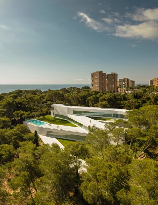 ¡Como una nave espacial! Descubre la impresionante casa en zigzag y de estilo minimalista del arquitecto Fran Silvestre
