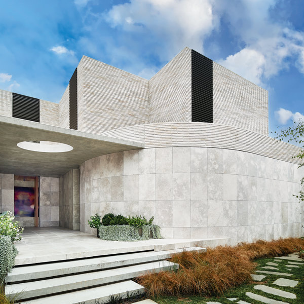 Calidez y modernidad conviven en los 900 m2 de esta imponente construcción de piedra en Melbourne