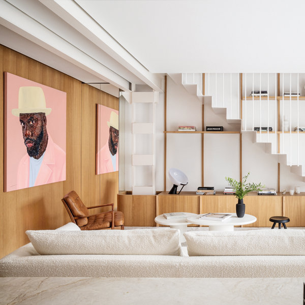 salón minimalista con cuadros llamativos