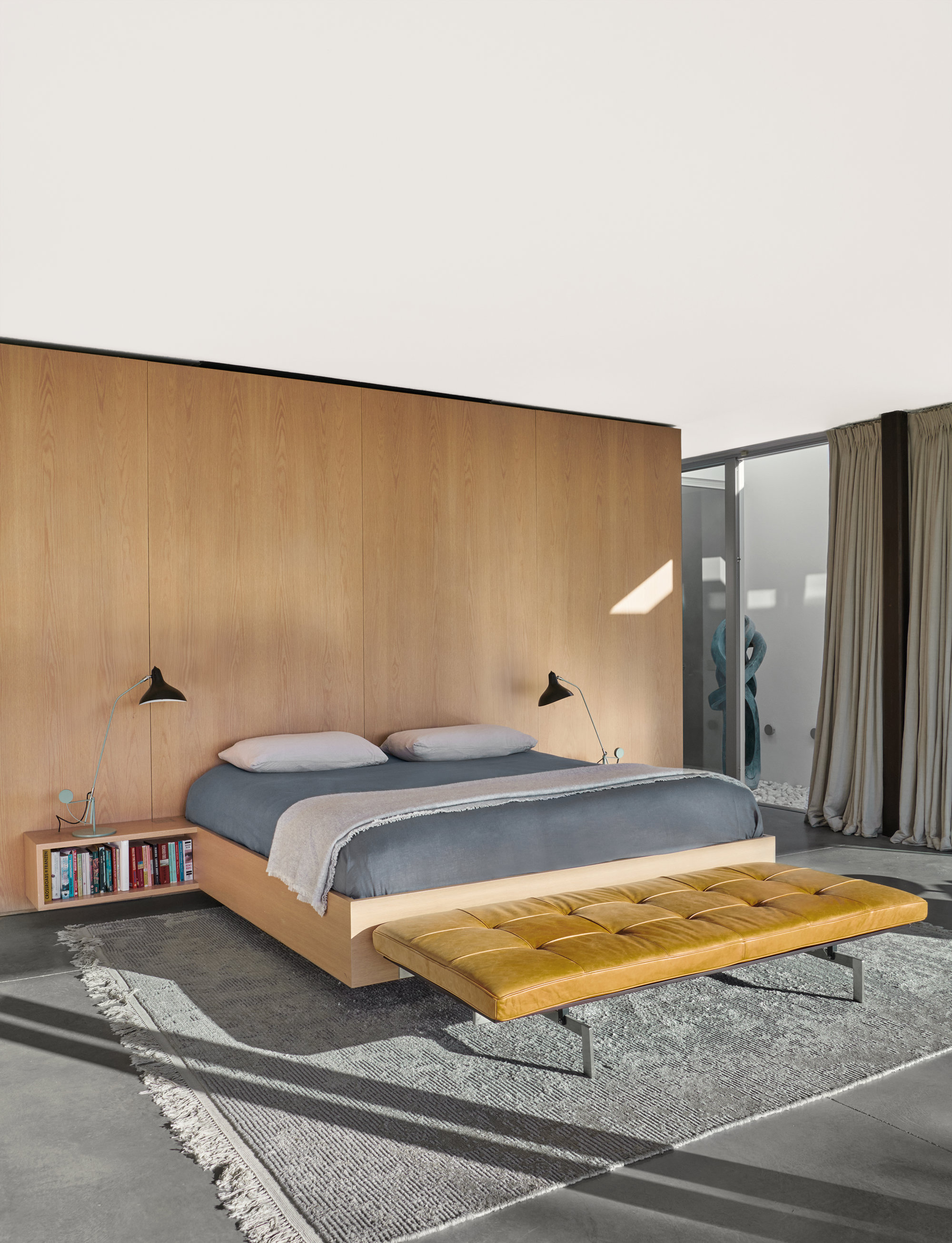 Dormitorio con cabecero, mesillas de noche diseñado a medida