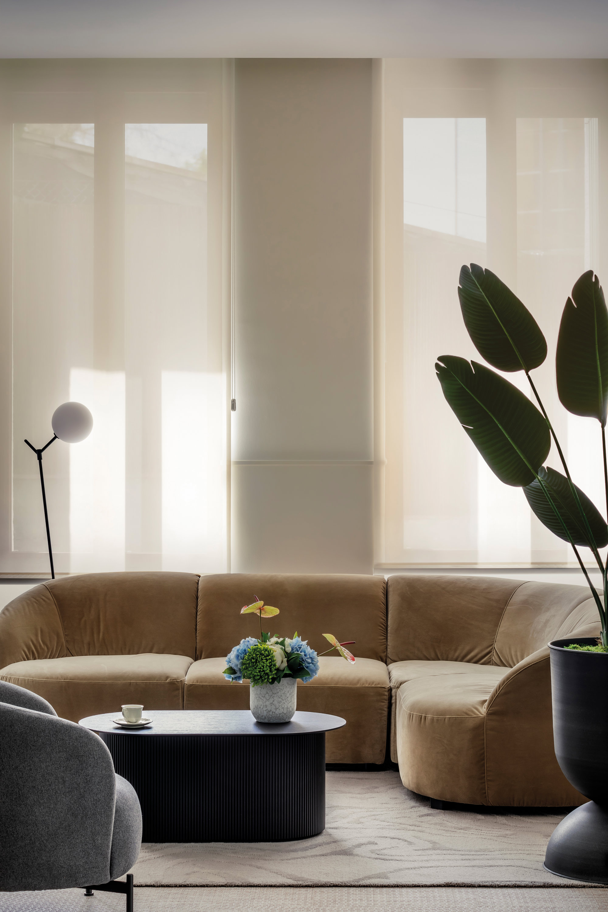 Zona lounge con sofá, mesa y lámpara 