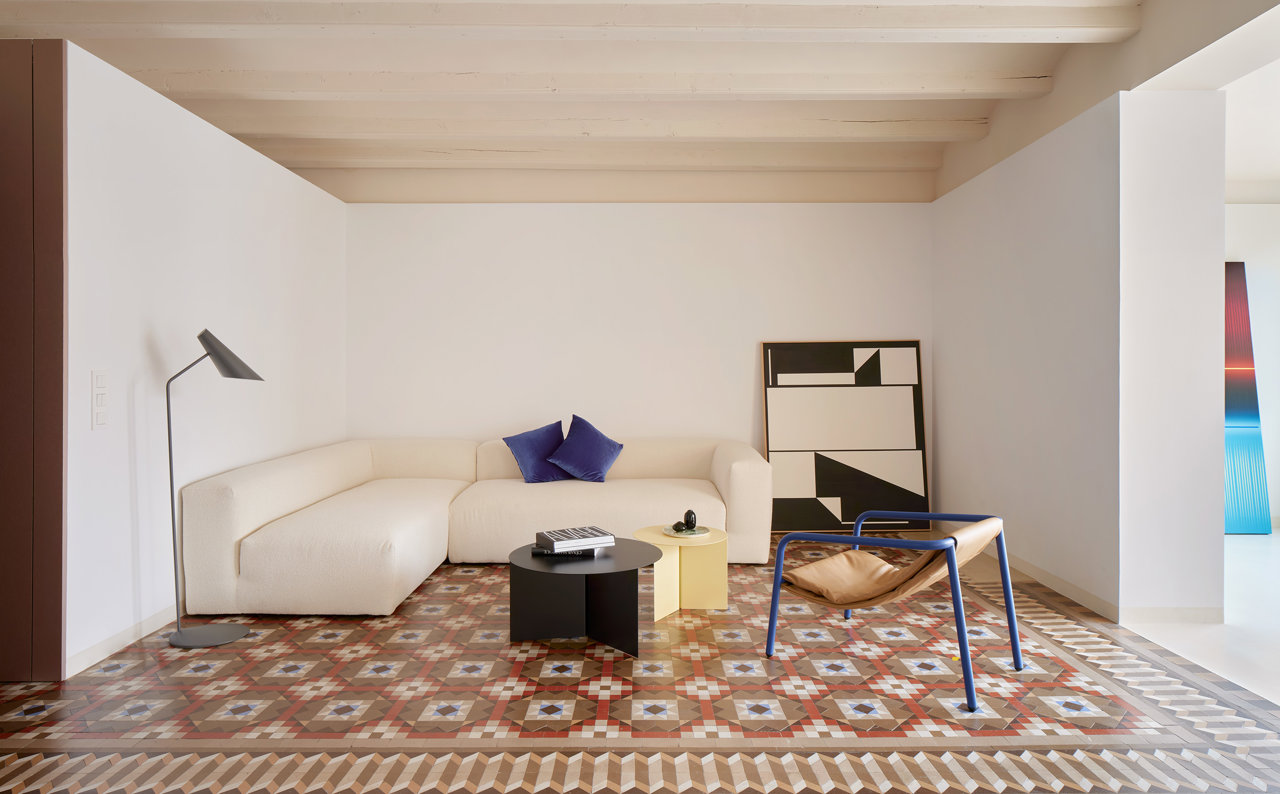 El salón combina texturas originales con piezas de mobiliario contemporáneo. 