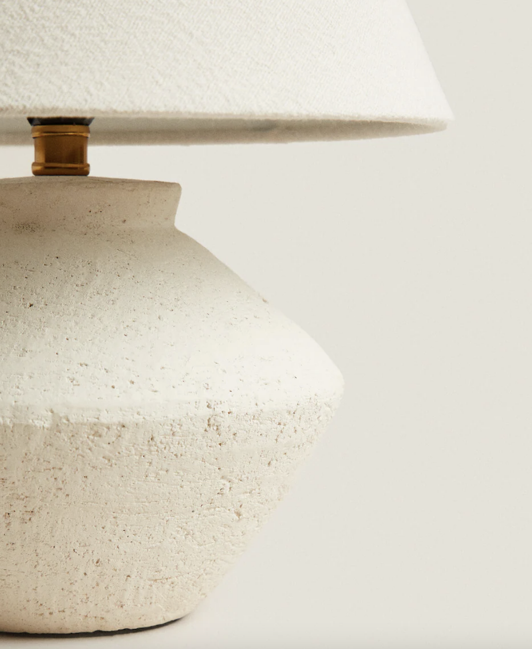 La lámpara de mesa de Zara Home tendencia este 2024.