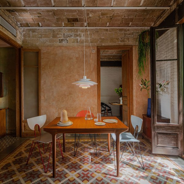 En este piso de Barcelona conviven en armonía el encanto del pasado y la modernidad del presente 