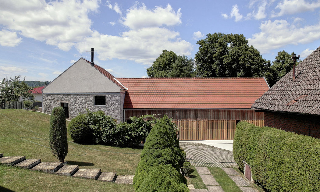 La transformación de un antiguo molino en el campo checo a una moderna residencia familiar que mantiene viva su historia