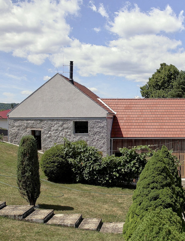 La transformación de un antiguo molino en el campo checo a una moderna residencia familiar que mantiene viva su historia