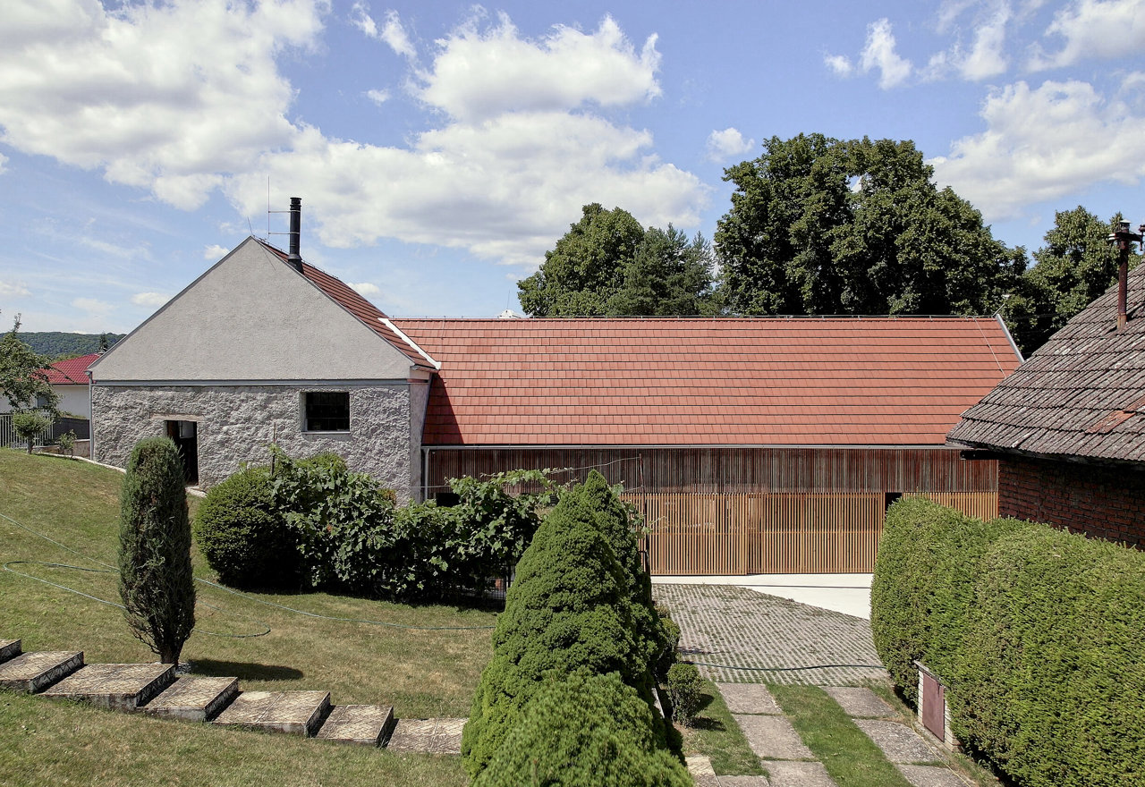 La reforma de un antiguo molino en el campo checo a una moderna residencia familiar que mantiene viva su historia