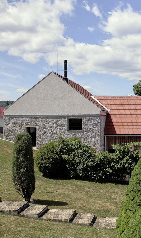 La reforma de un antiguo molino en el campo checo a una moderna residencia familiar que mantiene viva su historia