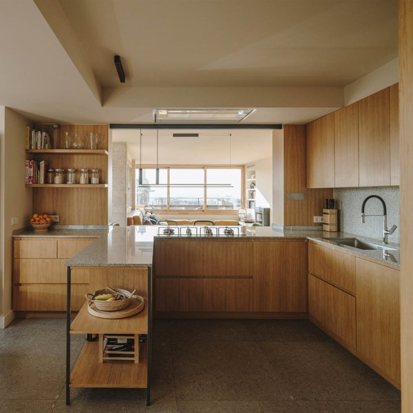 Cocinas de madera: 10 FOTOS con la tendencias más acogedora de 2024 (y es perfecta para pisos pequeños)