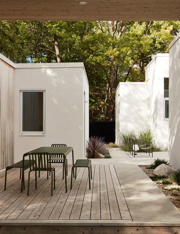 Conoce la vivienda unifamiliar prefabricada perfecta: de estilo minimalista, con patio interior y garaje incluidos
