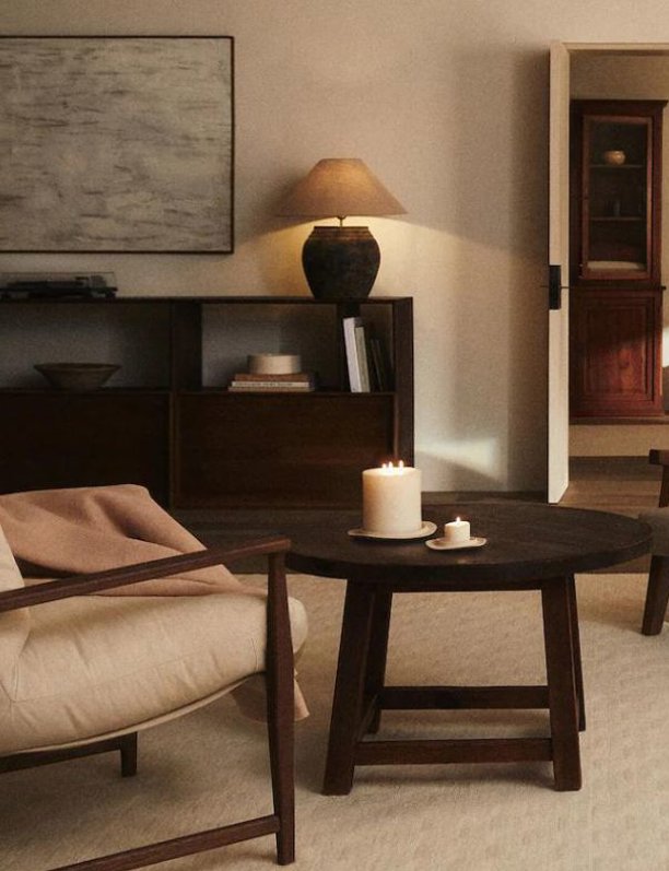 Queremos copiar centímetro a centímetro este acogedor salón de Zara Home: desde la butaca, la alfombra ¡y hasta el tocadiscos!